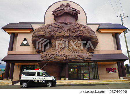 青森縣津輕市木製車站的 Dogu 娃娃和警車 98744006