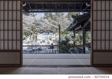 Kyoto in winter, the garden of Tenryu-ji covered with snow, framed scenery Kyoto in winter, the garden of Tenryu-ji covered with snow, framed scenery 98744034