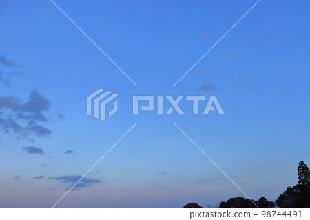 黃昏的天空，雲彩，樹木 98744491