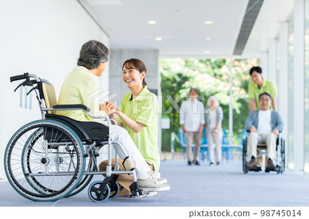 療養院的高級婦女和年輕護理員 98745014