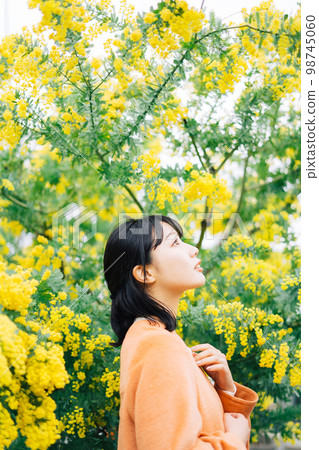 含羞草和婦女 98745060