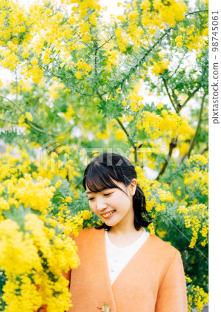 含羞草和婦女 98745061