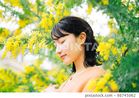 含羞草和婦女 98745062