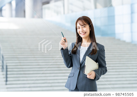 Business woman 98745505