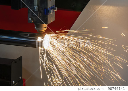 The fiber laser cutting machine cutting  machine cut the stainless steel tube. 98746141