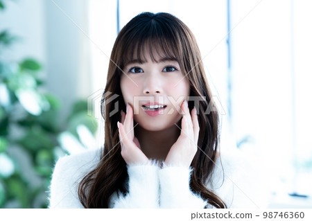 一位對自己的皮膚狀況感到滿意的年輕女性 98746360