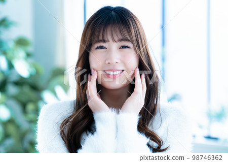 一位對自己的皮膚狀況感到滿意的年輕女性 98746362