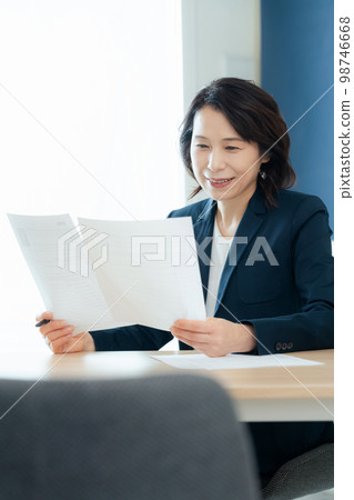 看申請文件的人事官員 98746668