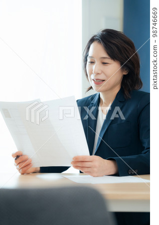 看申請文件的人事官員 98746669