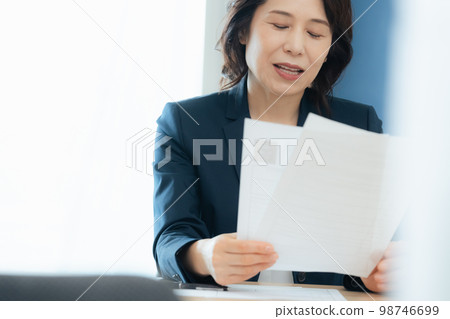 看申請文件的人事官員 98746699