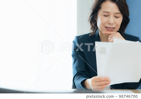 看申請文件的人事官員 98746700