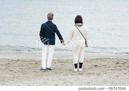 一對男女在海邊約會 98747066