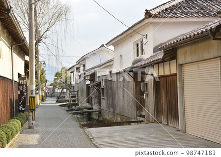 [Tottori Prefecture] Townscape of white-walled storehouses in Kurayoshi 98747181