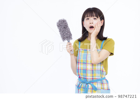 三十多歲的家庭主婦用方便的拖把打掃 98747221