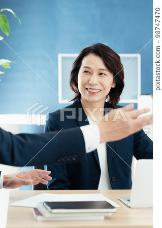 開會的中年婦女 98747470