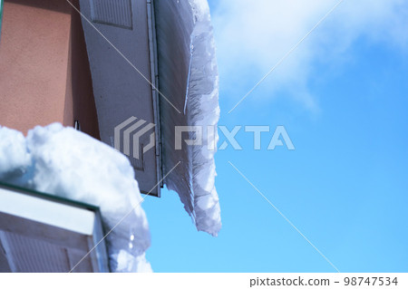 來自北海道屋頂“雪簷”的有害物質 來自北海道屋頂“雪簷”的有害物質 98747534
