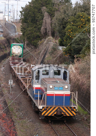 A short-distance freight train hauled by Kashima Rinkai Railway KDR64-2 running on the Kashima Rinko Line_Photographed on January 17, 2023 A short-distance freight train hauled by Kashima Rinkai Railway KDR64-2 running on the Kashima Rinko Line_Photographed on January 17, 2023 98747707