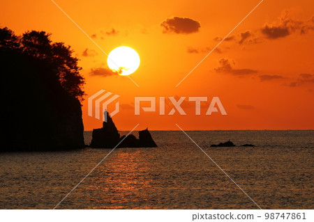 Sunset decorating Kanyo Island (Kanyojima Park, Sukumo City, Kochi Prefecture) 98747861