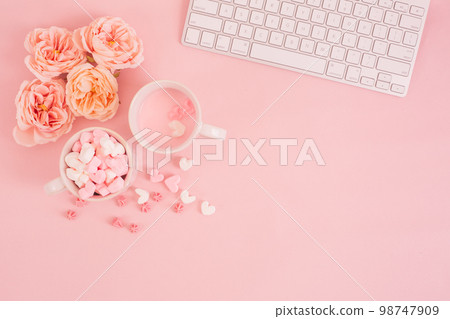 粉紅色桌面圖像心形棉花糖和玫瑰 98747909