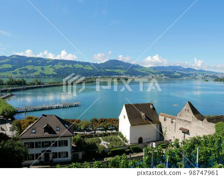 The old town of Rapperswil and Lake Zurich (St.Gallen, Switzerland) The old town of Rapperswil and Lake Zurich (St.Gallen, Switzerland) 98747961