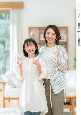 父母和孩子喝水豎起大拇指 98748088