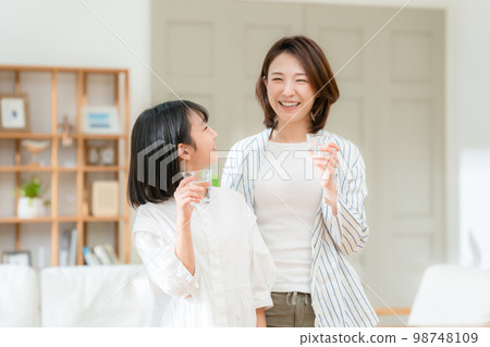 父母喝水 父母喝水 98748109
