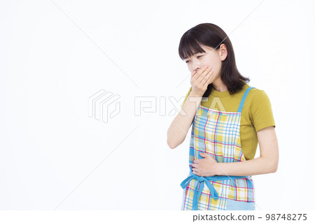 Housewife in her 30s suffering from food poisoning 98748275
