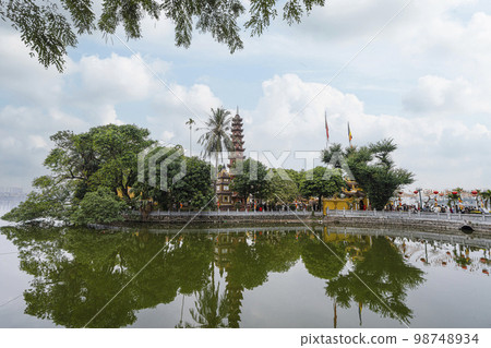 Tran Quoc Pagoda buddhist temple in Hanoi, Vietnam 98748934