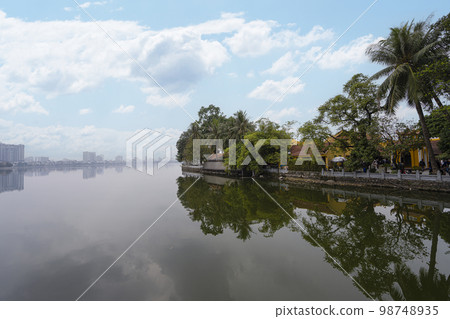 Tran Quoc Pagoda buddhist temple in Hanoi, Vietnam 98748935