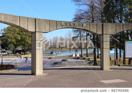 位於東京都葛飾區水本公園的水本大橋,僅供行人使用 位於東京都葛飾區水本公園的水本大橋,僅供行人使用 98748986