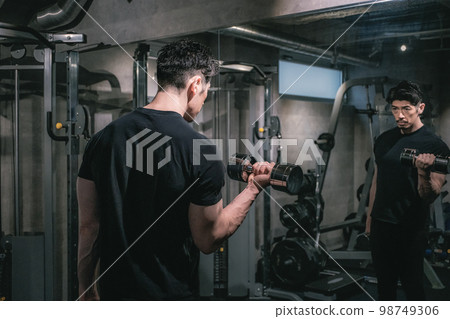 在健身房舉啞鈴的男人 98749306