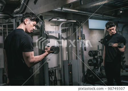 在健身房舉啞鈴的男人 在健身房舉啞鈴的男人 98749307