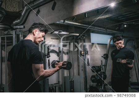 在健身房舉啞鈴的男人 98749308