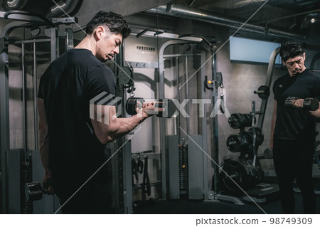 在健身房舉啞鈴的男人 98749309