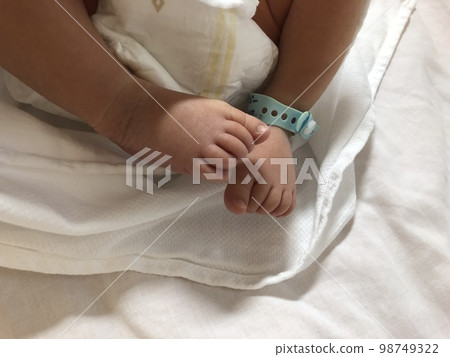 新生嬰兒的小腳 98749322