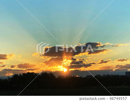 美麗的晚霞沉入海中 98749557