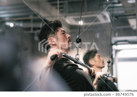 man working out at the gym 98749576