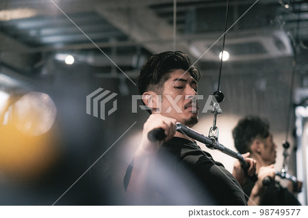 man working out at the gym 98749577