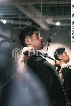 man working out at the gym 98749585