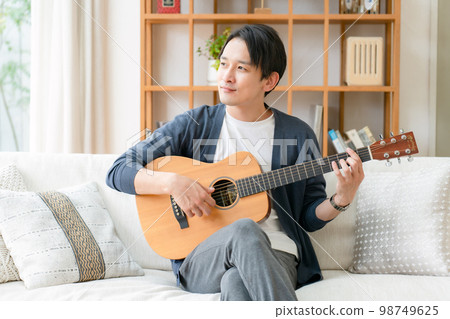 彈吉他客廳的人 98749625