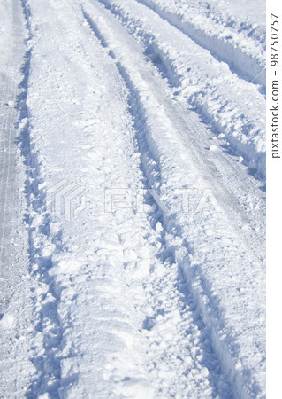 在一個下雪天的道路車轍 98750757