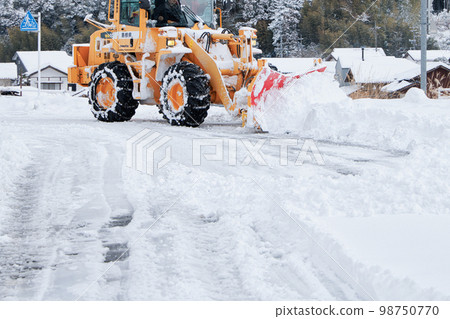 除雪推土機道路除雪工作正在進行中 除雪推土機道路除雪工作正在進行中 98750770