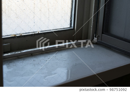 浴室內的冷凝和濕度 浴室內的冷凝和濕度 98751092