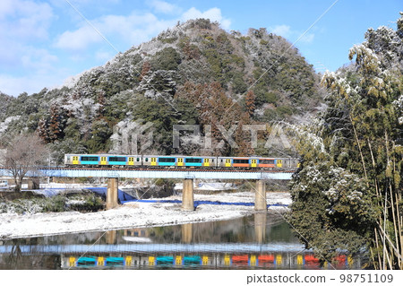 Suigun Line "Mountains covered in snow and colorful trains on a sunny day" 98751109
