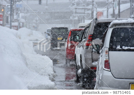 Snow-covered road  98751401