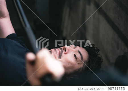 男人在健身房臥推 98751555