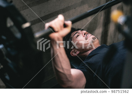 男人在健身房臥推 男人在健身房臥推 98751562