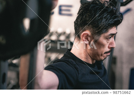 在健身房訓練的人 在健身房訓練的人 98751662