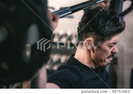 在健身房訓練的人 在健身房訓練的人 98751663