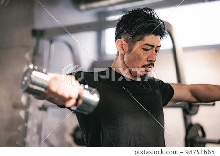 在健身房訓練的人 在健身房訓練的人 98751665